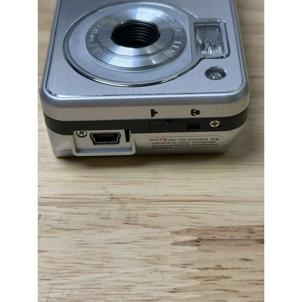 Nikon Coolpix 4600 Digital Camera Silver Tested Works w Box Charger Case SD Card